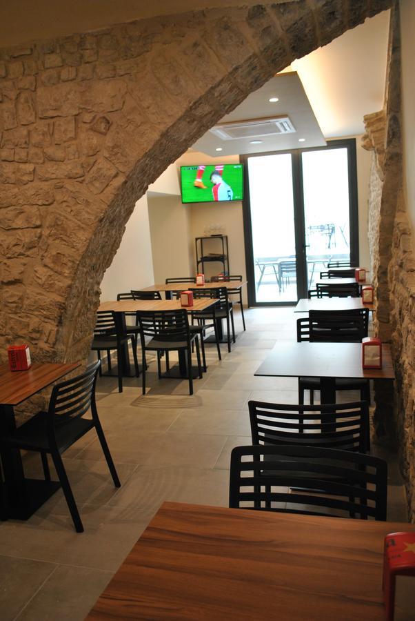 Hostal Universitat Cervera  Eksteriør billede