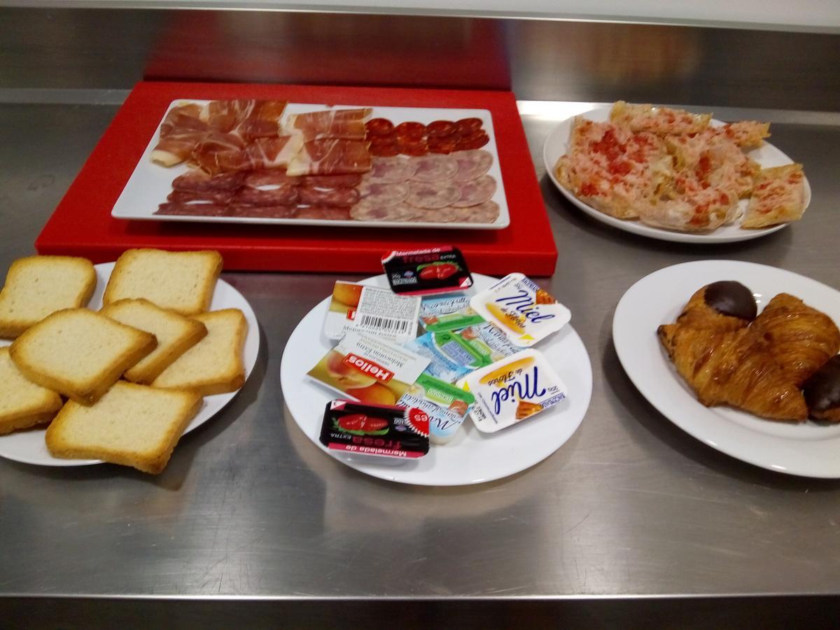 Hostal Universitat Cervera  Eksteriør billede