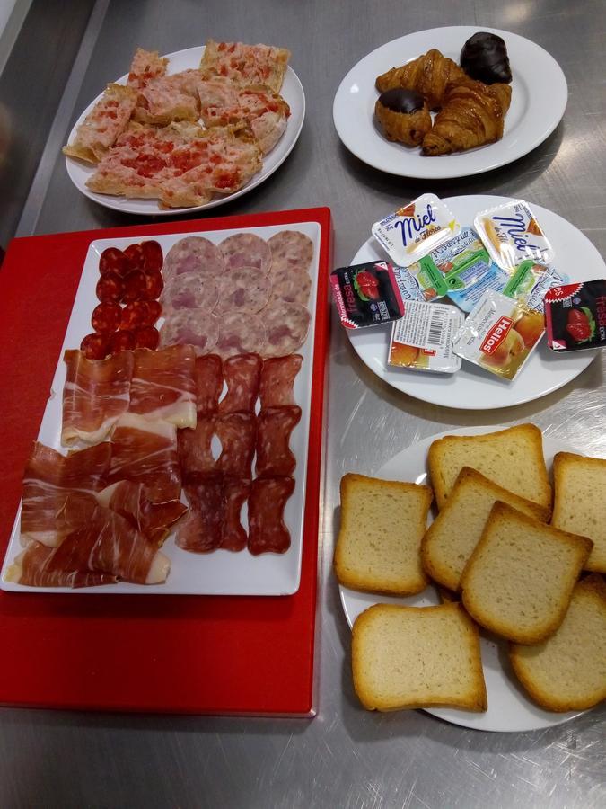 Hostal Universitat Cervera  Eksteriør billede